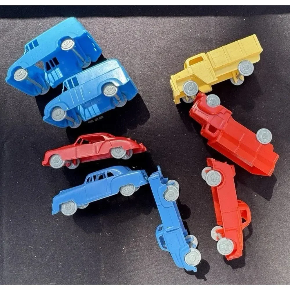 8 Vintage 1950’s Marx Brothers Plastic Cars & Trucks Metal Wheels -LO14